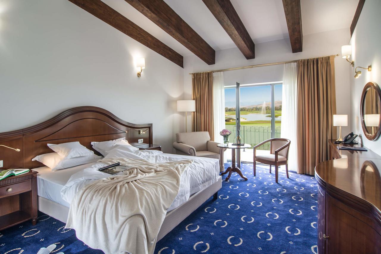 Theodora Golf Club Hotel Alba Iulia Exterior foto